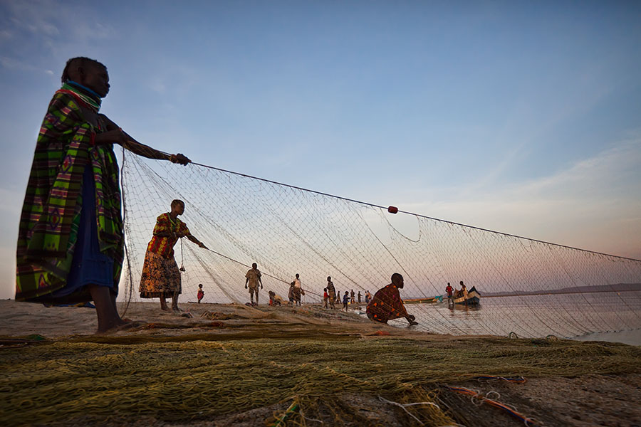  Fishermen and women at Ferguson bay   Turkana lake